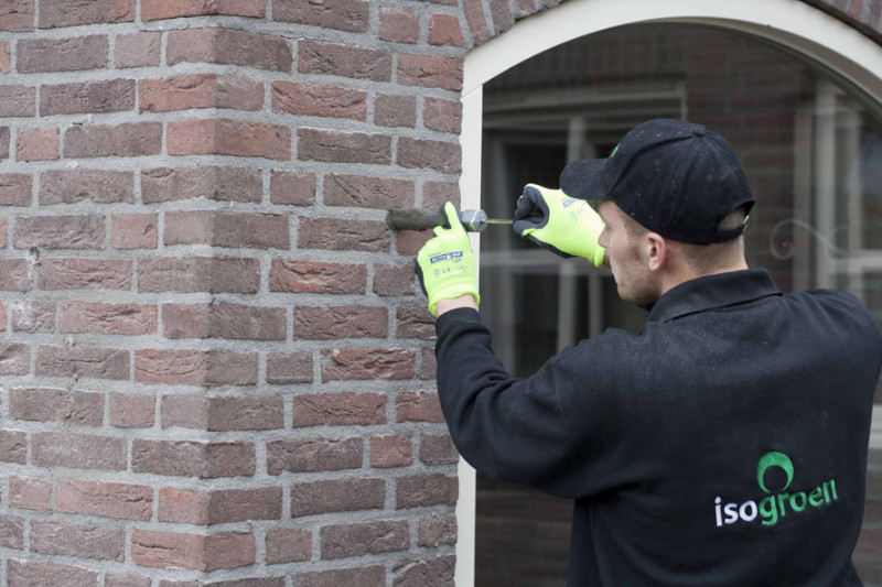 De gaten in de voeg worden dichtgemaakt zodat deze niet meer te zien zijn